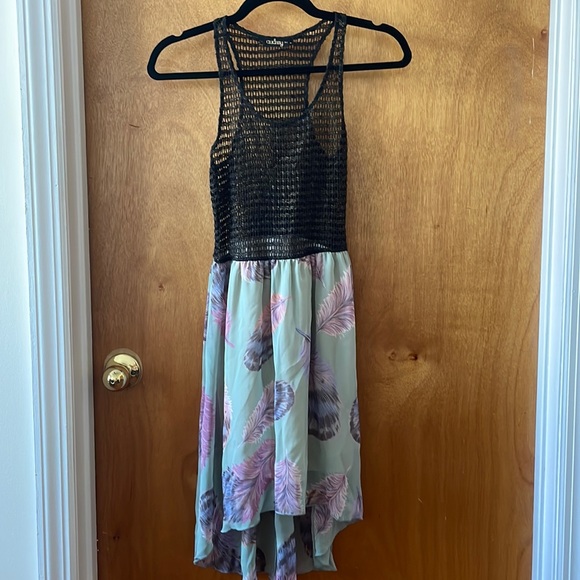 Fish net summer dress with purple feathers - Picture 1 of 2